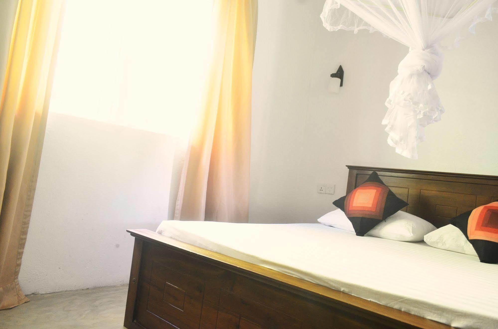 Holiday Inn Unawatuna Bagian luar foto