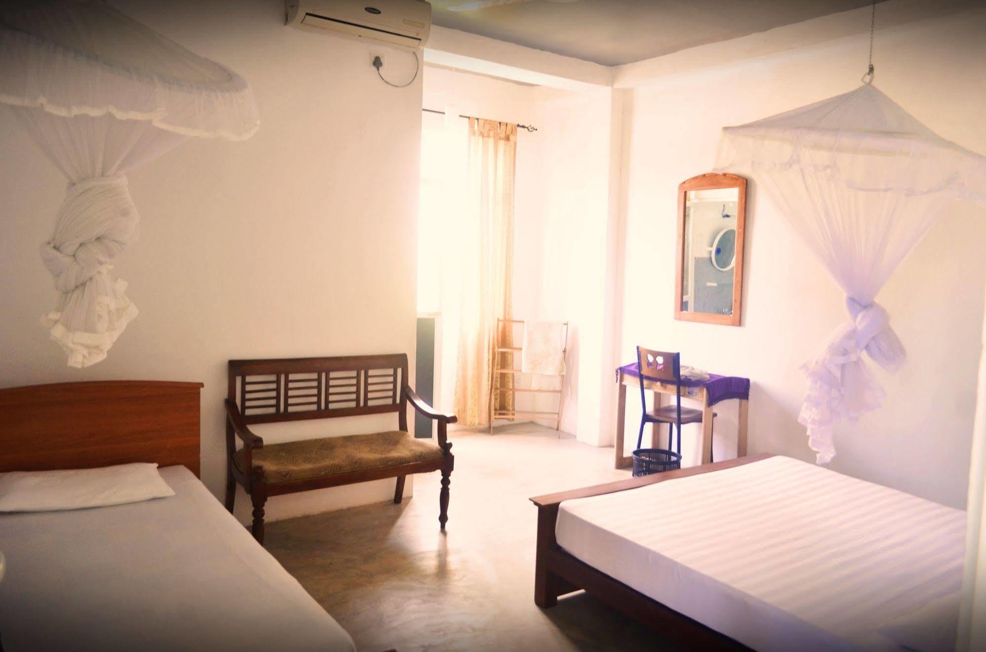 Holiday Inn Unawatuna Bagian luar foto
